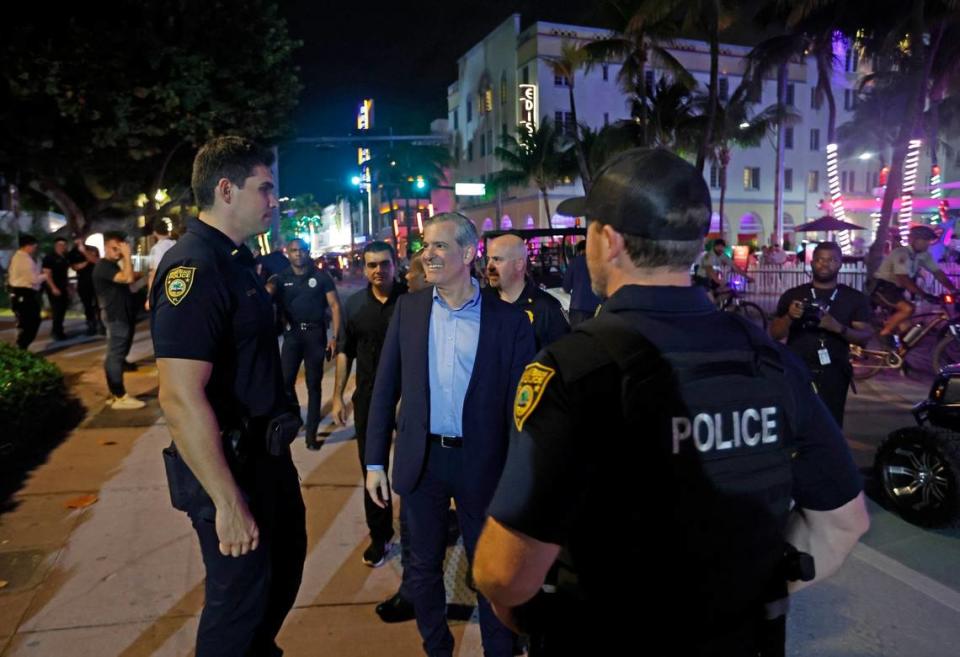 El alcalde de Miami Beach, Steven Meiner, visita a agentes de policía en Ocean Drive durante las vacaciones de primavera, en Miami Beach, Florida, el sábado 9 de marzo de 2024.