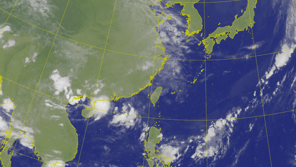 今、明（5日、6日）兩天華南雲雨區東移，台灣附近水氣偏多，各地不定時有局部短暫陣雨，外出建議攜帶雨具備用。（圖取自中央氣象署網站）