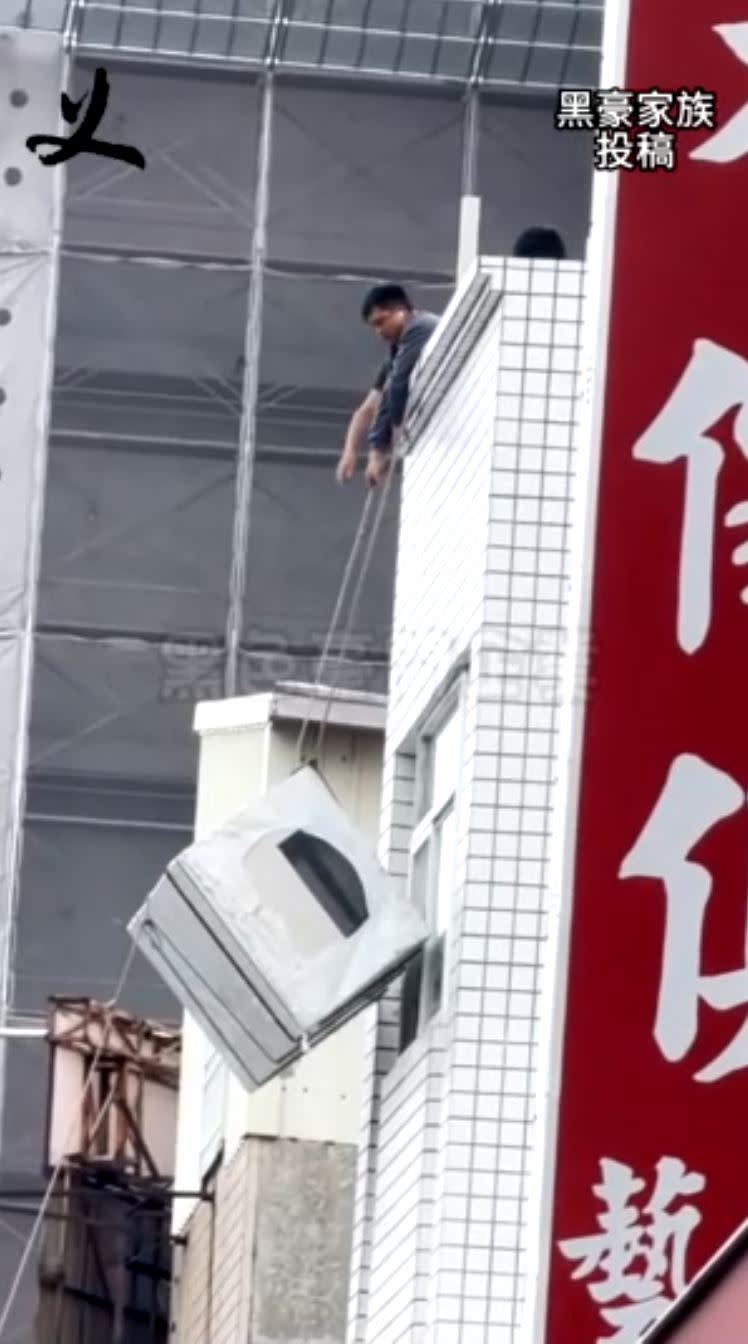 台南市北區公園北路上，有民眾目擊搬運冷氣驚險畫面，工人以雙繩綑綁「手工」拉上頂樓。（圖／翻攝黑色豪門企業）