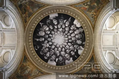 JR的作品出現在法國巴黎的萬神殿圓形屋頂上