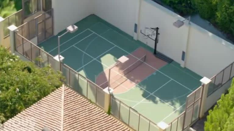 Dentro de la propiedad hay una cancha de tenis y básquet