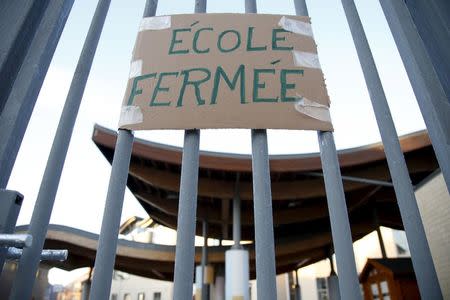 A sign reading "school closed" is pictured at the entrance of a primary and nursery school in Brussels, November 23, 2015, after security was tightened in Belgium following the fatal attacks in Paris. REUTERS/Francois Lenoir