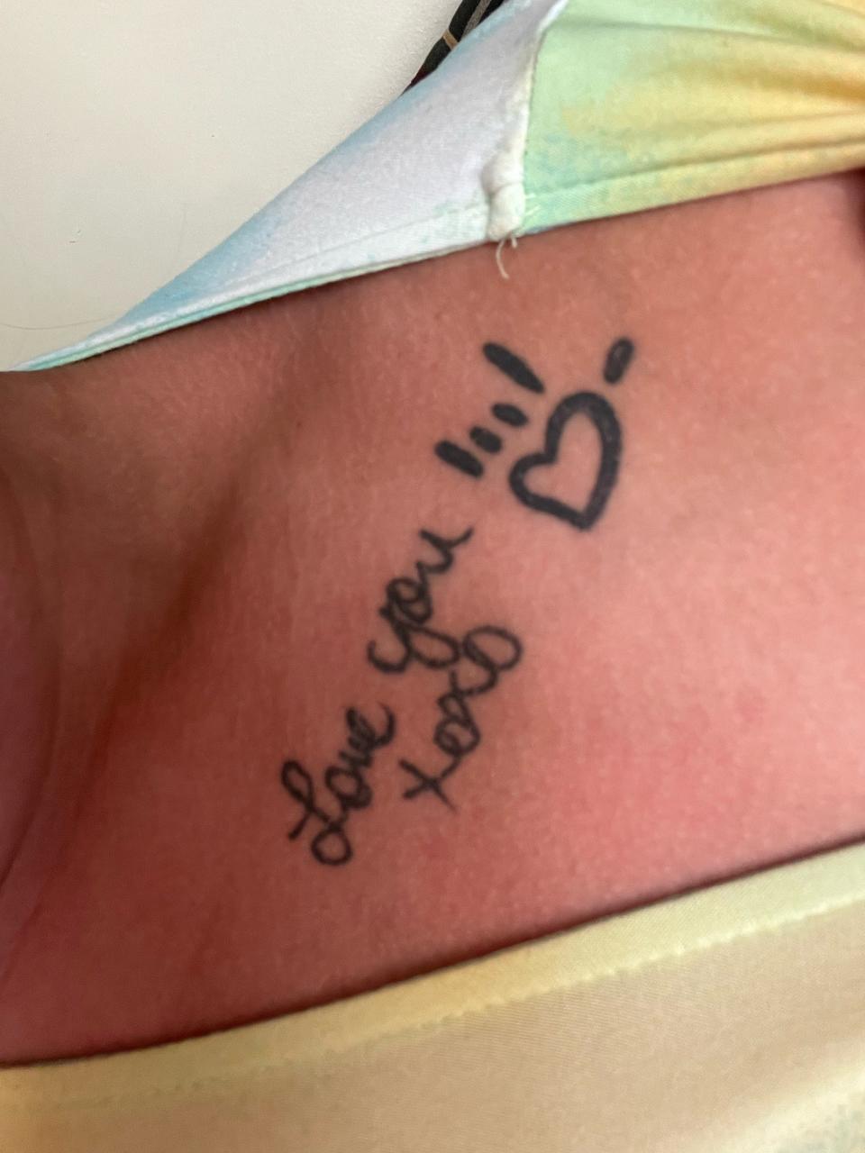 Amanda Petermann's tattoo is the words "Love you xoxo" in her mother's handwriting, next to the sign language for "I love you"