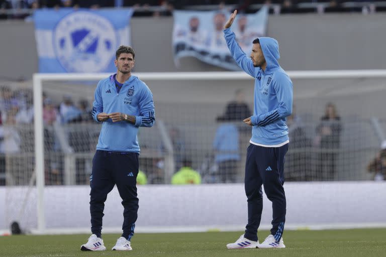 Rodrigo de Paul y Leandro Paredes cumplieron con la tradición de salir primeros al campo de juego mientras comen caramelos