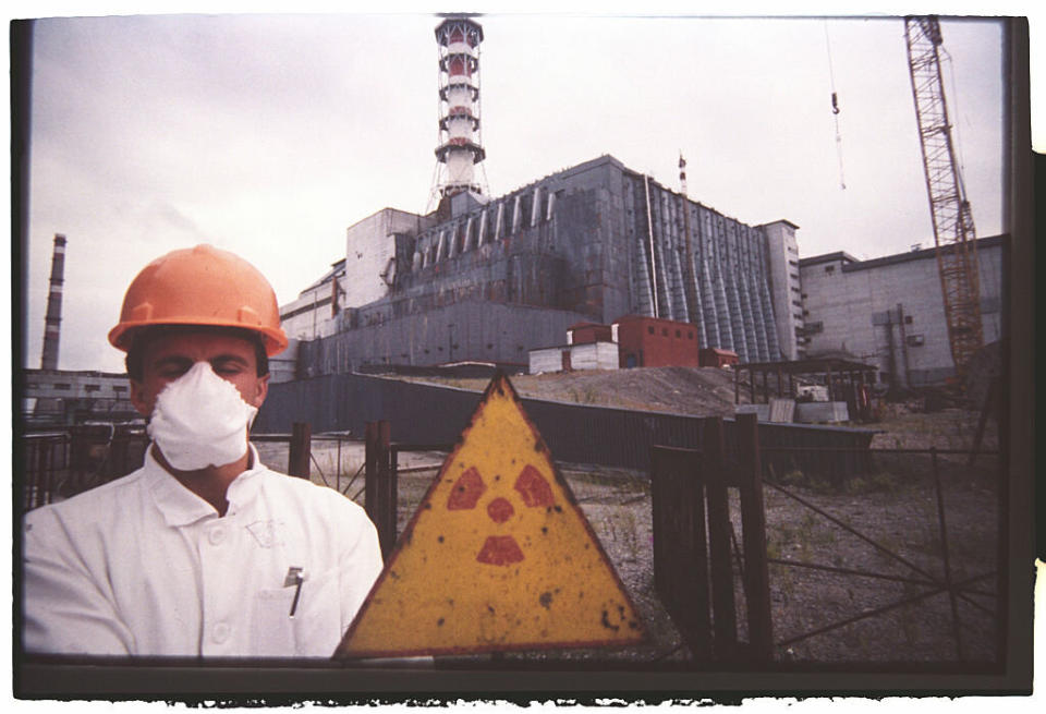 Ein Mitarbeiter steht vor einem Strahlenschutzschild in der Nähe des Atomkraftwerks Tschernobyl. (Bild: Getty Images)