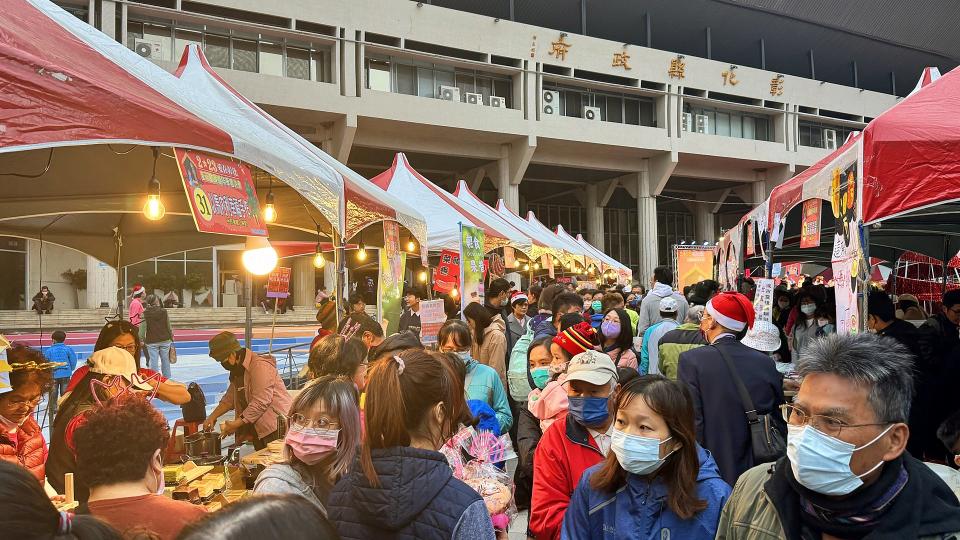 ▲彰化縣政府透過彰化縣音樂河社會福利協會結合彰化縣26鄉鎮市眾教會，今天在縣府前廣場辦理「2023愛在彰化、聖誕歡樂嘉年華園遊會」活動，滿滿人潮擠爆縣府廣場。（記者林明佑攝）