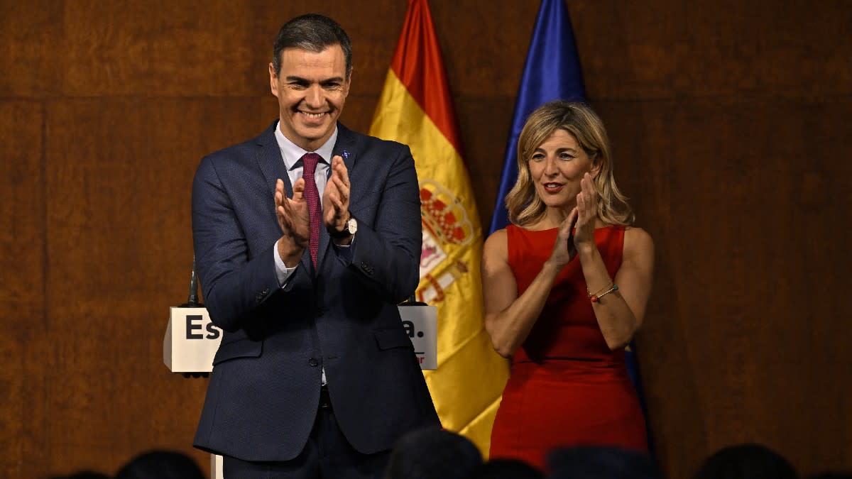 Pedro Sánchez, président du gouvernement espagnol, et Yolanda Díaz, ministre du Travail et leader d'Unidas Podemos, lors de la signature d'un pacte de coalition le 24 octobre 2023 à Madrid. | Burak Akbulut / Anadolu / AFP