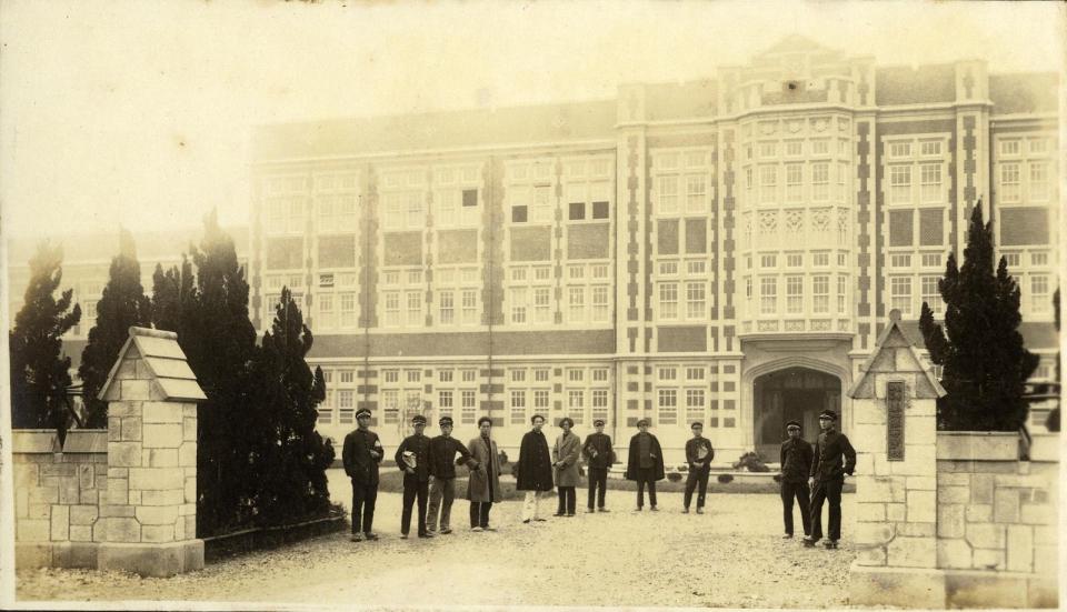 左萱創作時參考多張台師大提供的老照片，圖為當時台北高校的校門及校舍。（翻攝自台師大官網）