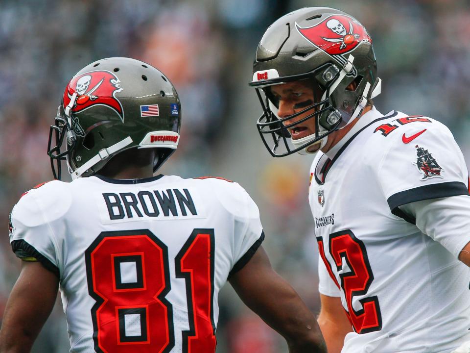 Tom Brady speaks with Antonio Brown during a game against the New York Jets.