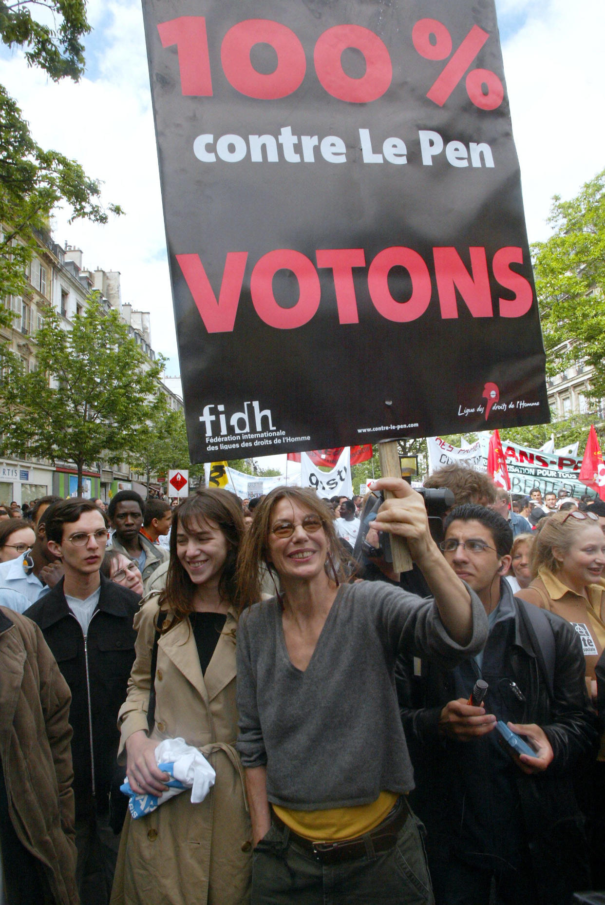 Jane Birkin et Charlotte Gainsbourg photographiées lors d’une manifestation contre Jean-Marie Le Pen. 