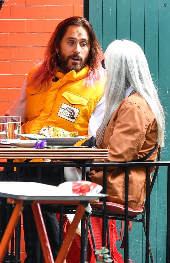 Jared Leto almorzando con su madre en una terraza y charlando