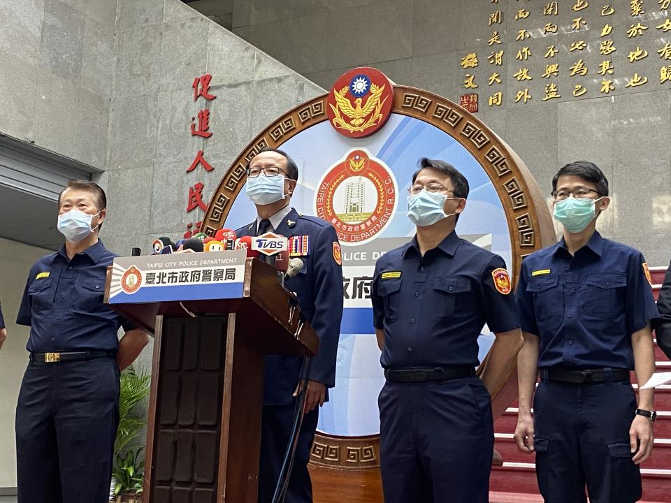 台北市松山警分局中崙派出所遭黑衣人闖入砸損電腦，監視影像遭格式化。台北市警察局2日對外公布3段影片，其中關鍵96秒影像可看到黑衣人持鐵椅砸值班台電腦，左2為市警局長陳嘉昌。（中央社）