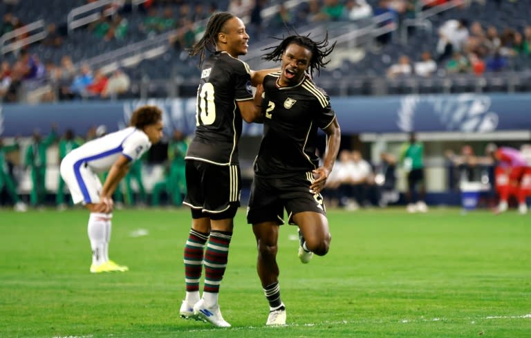 El defendor Dexter Lembikisa de Jamaica celebra después de anotar un gol contra Panamá en la primera mitad del partido por el 3er lugar de las Finales de la Liga de Naciones de CONCACAF en el Estadio AT&T el 24 de marzo de 2024 en Arlington, Texas (Ron Jenkins)