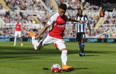 Football - Newcastle United v Arsenal - Barclays Premier League - St James' Park - 29/8/15 Alex Oxlade Chamberlain shoots a shot which is deflected by Newcastle's Fabricio Coloccini resulting in an own goal and the first goal for Arsenal Action Images via Reuters / Lee Smith Livepic