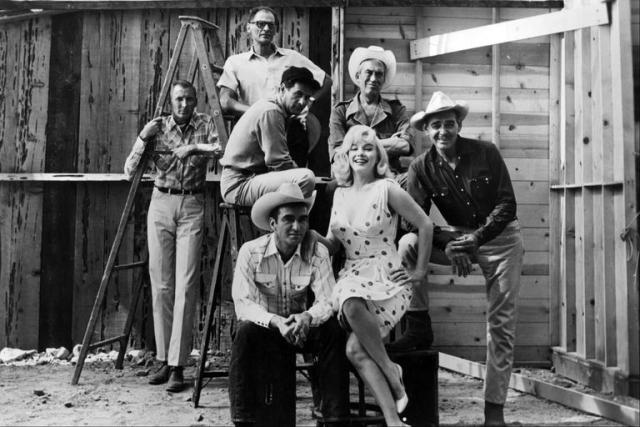 Todo el equipo de Los inadaptados: Arthur Miller, Eli Wallach, John Huston, Clark Gable, Marilyn Monroe y Montgomery Clift