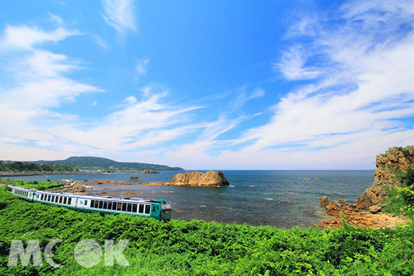 在五能線列車裡觀賞海水翻湧而來，畫面十分扣人心弦。（圖片提供／樂天旅遊）