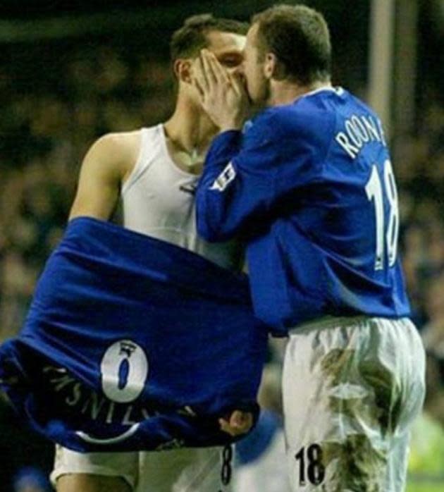 <p>Tomasz Radzinski und Wayne Rooney küssen sich bei seinem Everton-Debüt am 17. August 2002. Er war damals 16 Jahre alt. (Getty Images)</p>