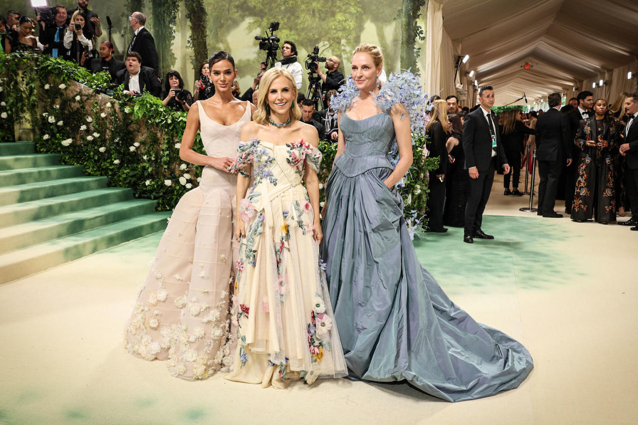 Bruna Marquezine, Tory Burch and Uma Thurman (Dia Dipasupil / Getty Images)