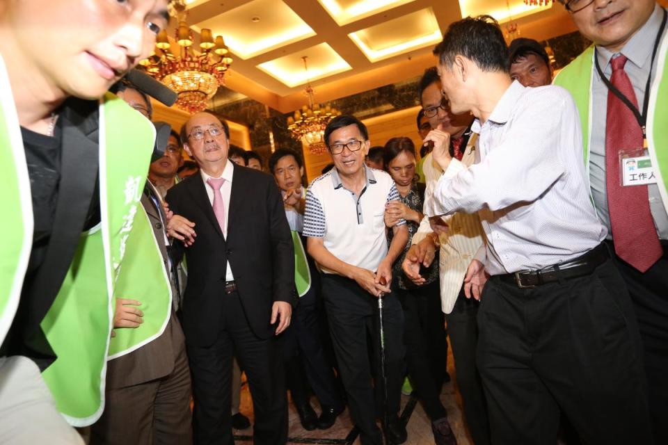 前總統陳水扁今年5月19日出席凱達格蘭基金會募款餐會時，在支持者簇擁下進場。