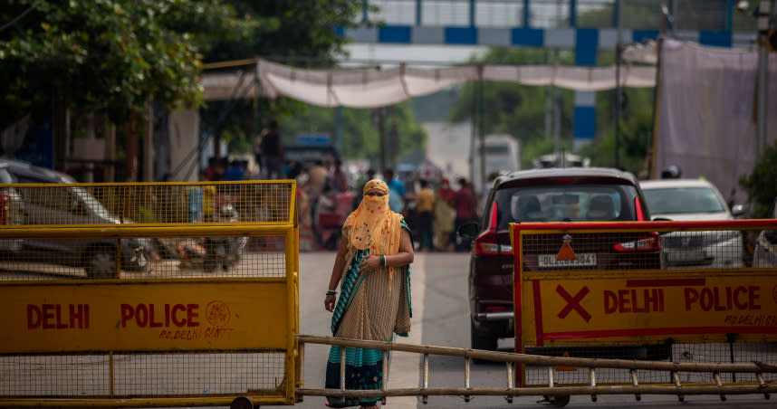 印度17歲少女向警方報案，指自己多年來被父親等多達28人性侵，圖為印度婦女上街抗議性見頻傳。（圖／達志／美聯社）