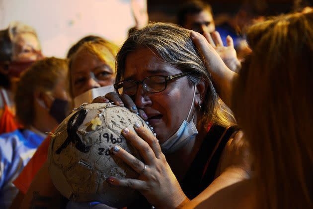 <p>Les Argentins pleurent leur idole Diego Maradona. </p>