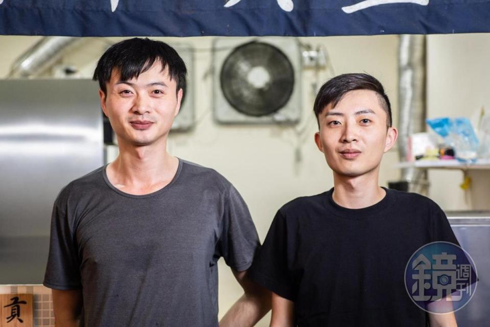 哥哥眭平（左）和弟弟眭廷（右）一起經營臭豆腐小店。