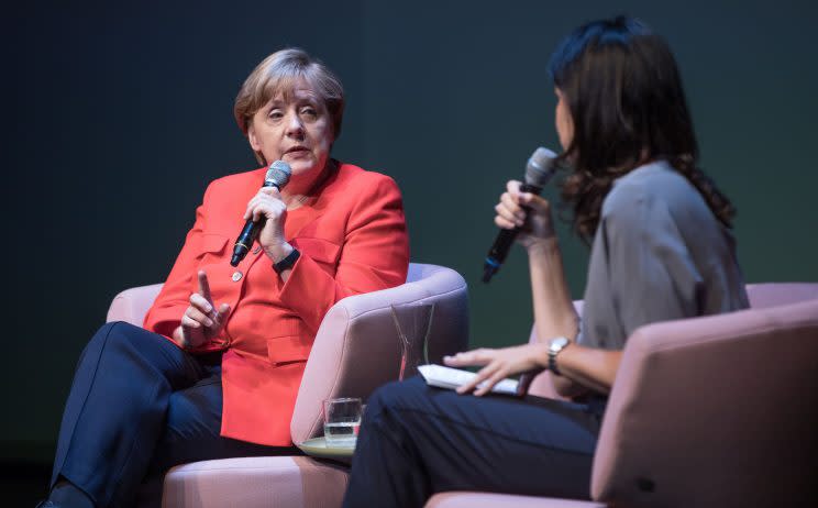 Angela Merkel im Gespräch mit “Brigitte”-Chefredakteurin Brigitte Huber. (Bild: dpa)