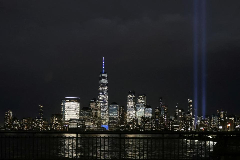 911恐怖攻擊事件滿22週年這天，紐約市在世貿大樓原址點亮兩道燈柱紀念罹難者。路透社