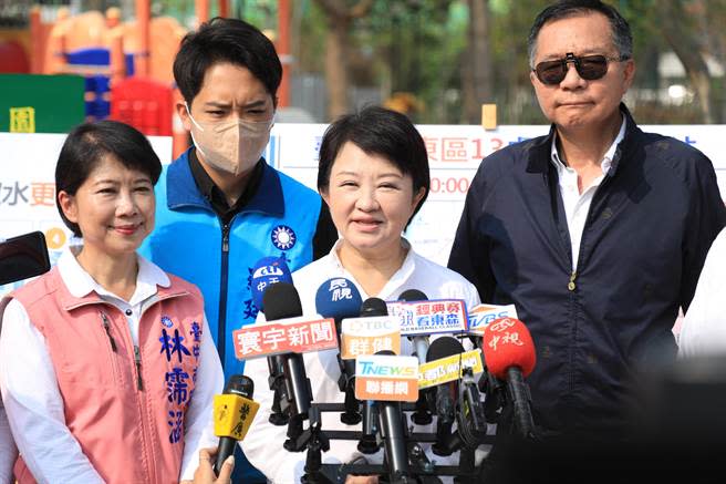 台中市長盧秀燕（前中）指出，媒體關心，馬英九將赴陸祭祖掃墓，她認為先關心民生市政問題為優先，是她一貫的風格。（張妍溱攝）