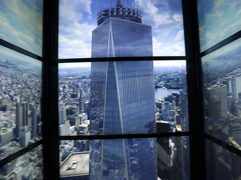 Schon die Fahrt mit dem Fahrstuhl ist aufregend: Durch eingebaute ziehen 500 Jahre Manhattan an den Besuchern vorbei. Das alte World Trade Center ist ganz kurz zu sehen. Foto: Jason Szenes