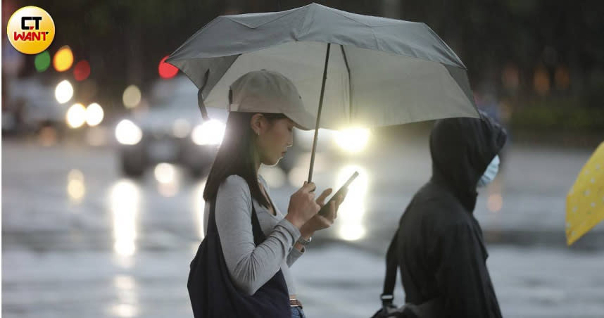 下週午後容易有雷陣雨，民眾出門要攜帶雨具。（示意圖／CTWANT攝）