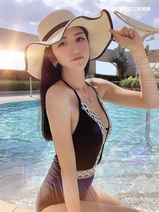 護國舞小姐假本尊陳小姐，時常在網路上分享火辣性感照片。（圖／翻攝當事人臉書）
