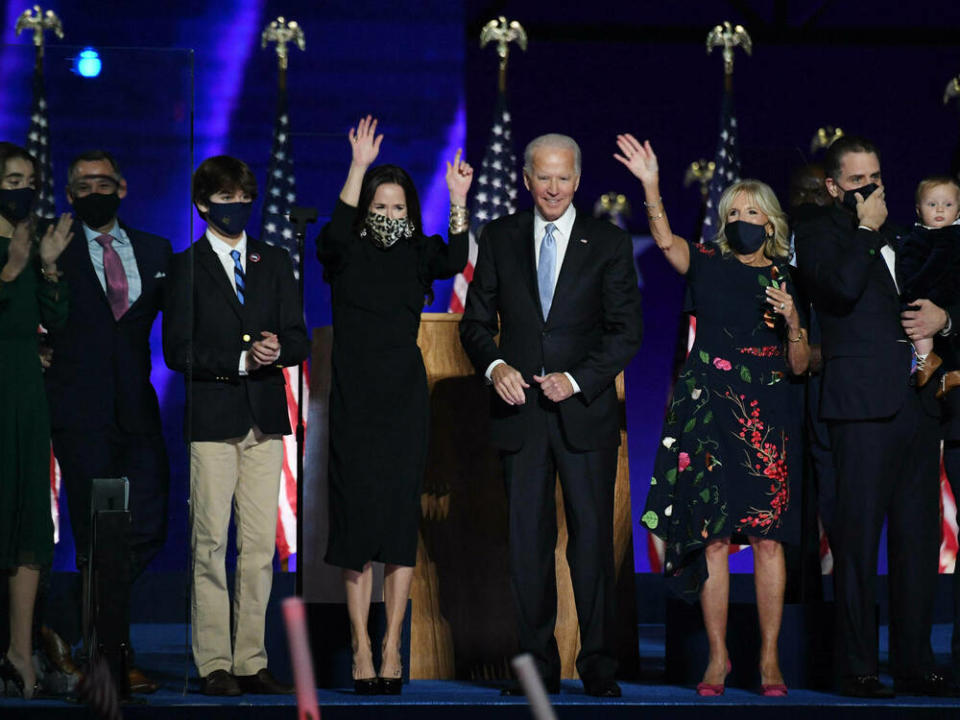 Der "President-elect" Joe Biden (Mitte) wurde von seiner Frau Jill (r.),  Tochter Ashley (l.) und vielen anderen Familienmitgliedern am 7. November in Wilmington, Delaware, gefeiert. (Bild: imago images/UPI Photo)
