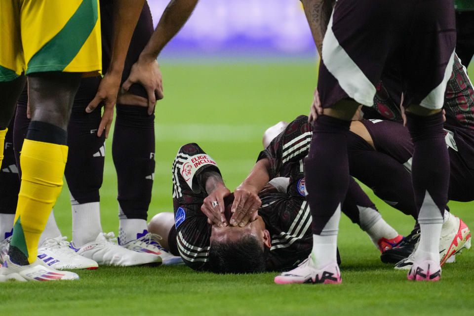 El volante mexicano Edson Álvarez (centro) se retuerce de dolor durante el partido contra Jamaica por el Grupo B de la Copa América, el sábado 22 de junio de 2024, en Houston. (AP Foto/David J. Phillip)