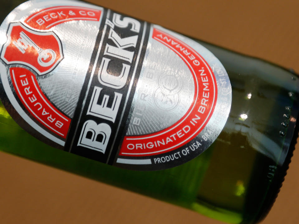 Was trinken Deutsche gern? Klar, Bier. Aber wer glaubt, dass Beck's ein rein deutsches Produkt ist, liegt falsch. Es gehört zu der belgisch-brasilianischen Brauereigruppe AB Inbev und wird in vier weiteren Ländern produziert. (Bild-Copyright: Wilfredo Lee/AP Photo)