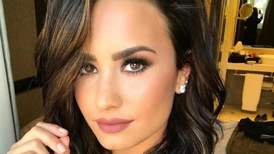 Mit braunen Haaren fühlt sich Demi Lovato sichtlich wohl