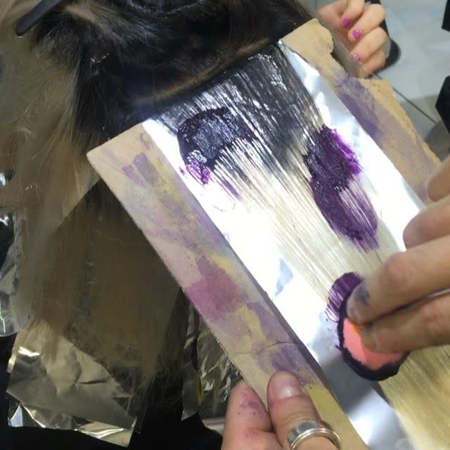 2) Apply hair dye with a soft yet precise technique.