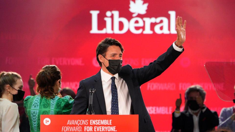 Justin Trudeau (M), Premierminister von Kanada und Parteivorsitzender der Liberalen Partei, begrüßt seine Anhänger vor seiner Rede in der Wahlkampfzentrale der Partei.