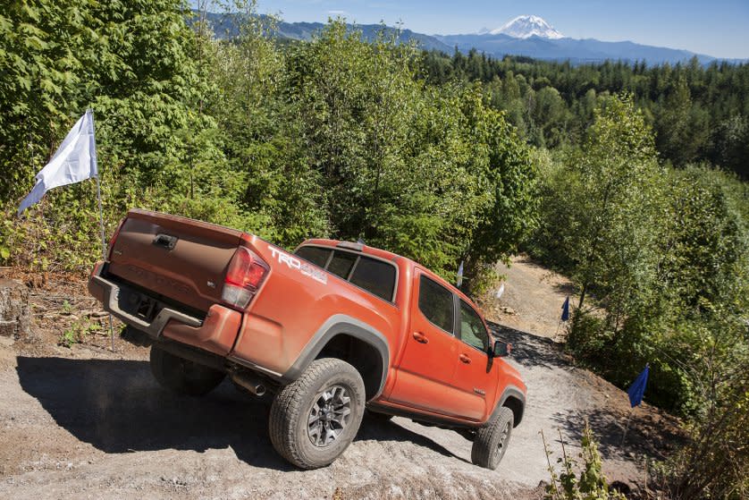 <p>Mejor camioneta compacta: el Toyota Tacoma TRD Off-Road ha sido premiado todos y cada uno de los últimos seis años por su capacidad para retener valor. De hecho, sólo se devalúa el 27% después de cinco años. Una cosa a tener en cuenta: los costes de esta camioneta habitualmente son más altos que los de sus rivales y sus precios en el mercado de segunda mano también suelen ser más elevados, según Edmunds </p>