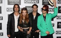 Man sieht es auf dem ersten Blick: Halestorm (hier bei den Kerrang! Awards 2012 in London) haben eine gewisse Affinität zum Thema Mode. Berühmt ist die Band auch für vorzügliche Coverversionen von bekannten Künstlern, die in regelmäßigen Abständen als EPs auf den Markt gebracht werden. (Bild: Tim Whitby/Getty Images)