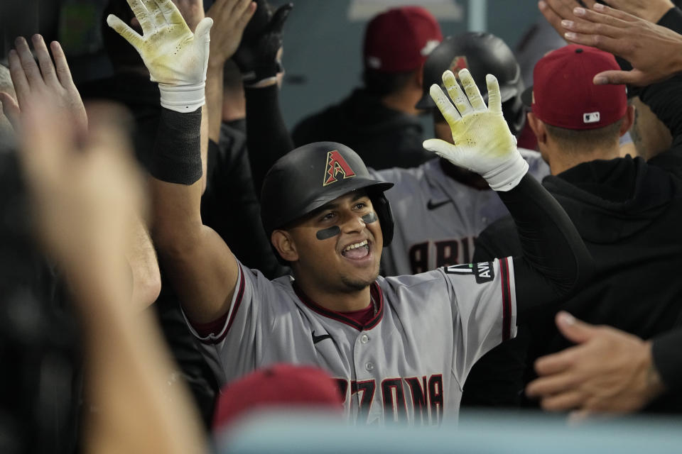 El venezolano Gabriel Moreno, de los Diamondbacks de Arizona, festeja tras conectar un jonrón de tres carreras en el primer juego de la serie divisional de la Liga Nacional ante los Dodgers de Los Ángeles, el sábado 7 de octubre de 2023 (AP Foto/Mark J. Terrill)