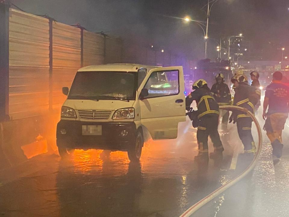 北市新生高架橋發生火燒車，消防局派員到場撲滅。民眾提供