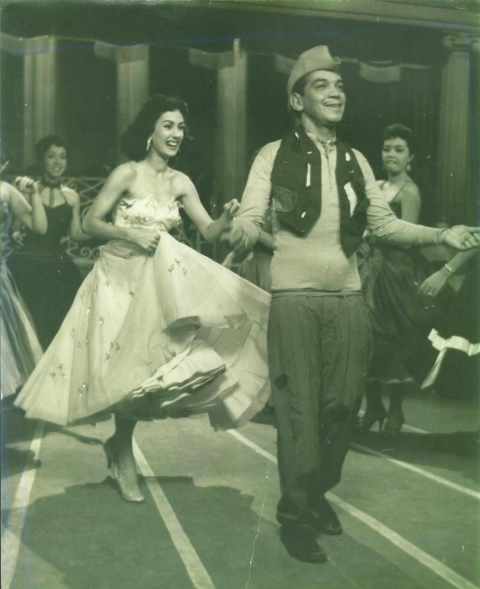 Sonia Calero y Mario Moreno “Cantinflas” (acompañados por el Conjunto Coreográfico de Alberto Alonso) en el programa “Casino de la Alegría” de CMQ Televisión, que se trasmitió el 7 de noviembre de 1956. 