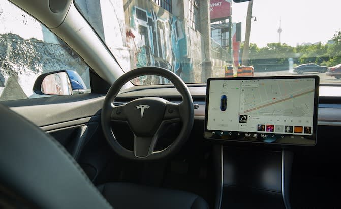 （圖片來源：https://www.autoguide.com/auto-news/2018/10/musk-tesla-self-driving-autopilot-chip-coming-2019.html）