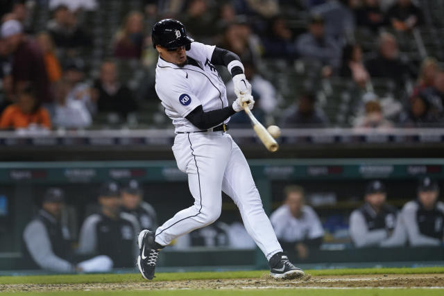 Miguel Cabrera's tiebreaking hit carries Tigers past Royals