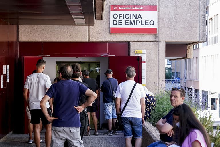 Varias personas esperan para entrar a la oficina de empleo de Madrid (Foto: Europa Press)