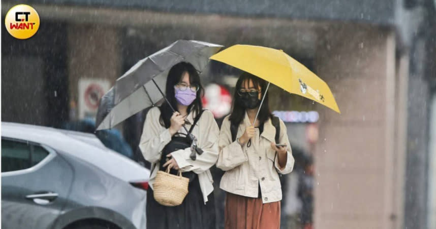 今（24日）東北季風影響，北部及東北部天氣較涼，其他地區早晚亦涼。（示意圖／黃威彬攝）