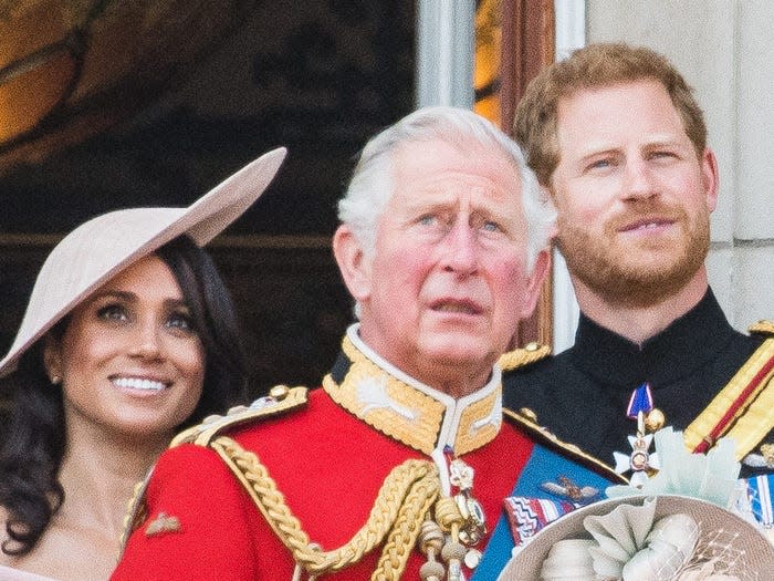 Meghan Markle, König Charles III. und Prinz Harry beim Trooping the Colour im Jahr 2018.  - Copyright: Samir Hussein/Samir Hussein/WireImage/Getty Images