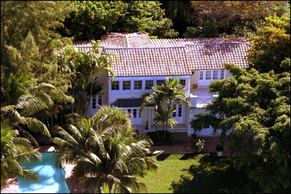 En esta foto del 2001 se puede ver la casa de Ricky Martin en Indian Creek. (Photo by David LEFRANC/Gamma-Rapho via Getty Images)