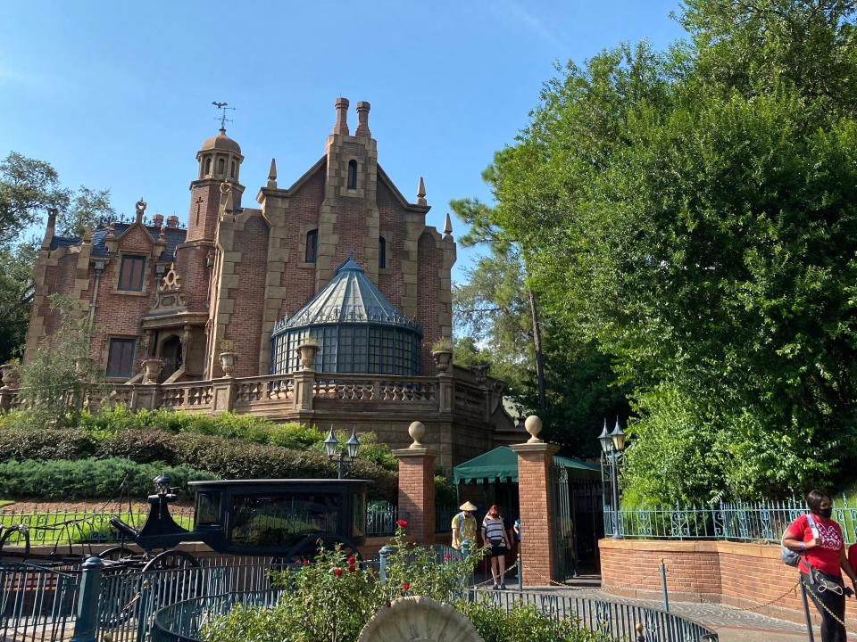 exterior shot of the haunted mansion at disney world magic kingdom